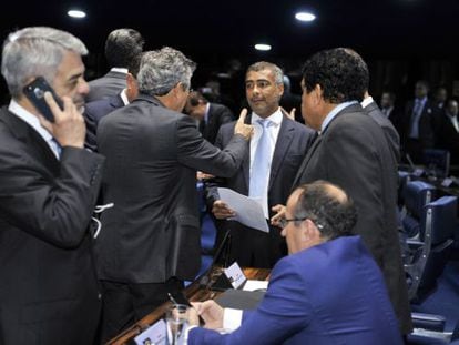 Romário, ao centro, coletando assinaturas para abrir uma CPI da CBF.