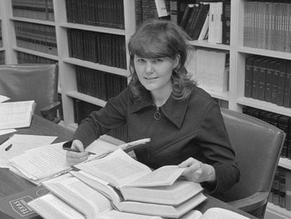 Linda Coffee, advogada de Norma McCorvey, se prepara para um caso em uma fotografia tirada em fevereiro de 1972.