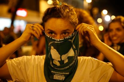 Ativistas vão às ruas do centro do Rio de Janeiro em marcha pela legalização do aborto na América Latina.