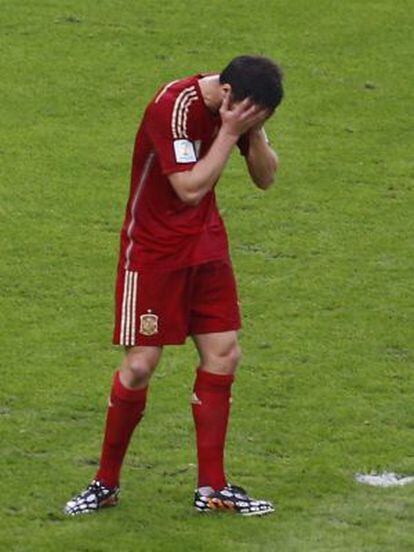 Xabi Alonso se lamenta pelo erro no primeiro gol do Chile.