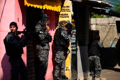 Policiais fluminenses participam de uma operação na favela do Jacarezinho, em território dominado pela facção Comando Vermelho, em 6 de maio.