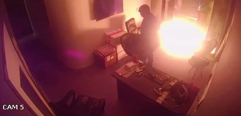 Câmera de segurança capta imagem do vigilante presenciando o ataque com coquetéis molotov na sede do Porta dos Fundos, na madrugada do dia 24 de dezembro.