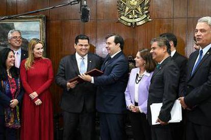 Presidente do Senado, Davi Acolumbre, recebe de Rodrigo Mais o texto da proposta.