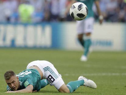 Kimmich cai durante a partida contra a Coreia do Sul.