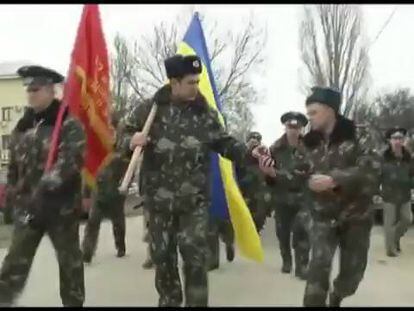 Soldados russos e ucranianos, cara a cara em Crimeia