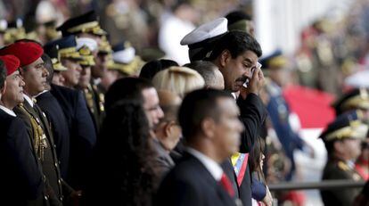 O presidente Maduro, ao fundo, em um ato em Caracas.