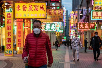Um morador da cidade de Macau se protege do coronavírus.