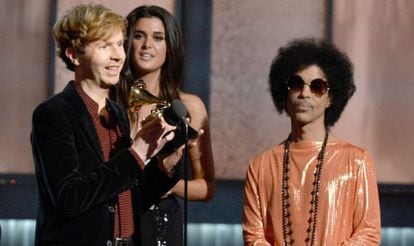 Beck, depois de receber o prêmio de disco do ano, entregue pelo Prince.
