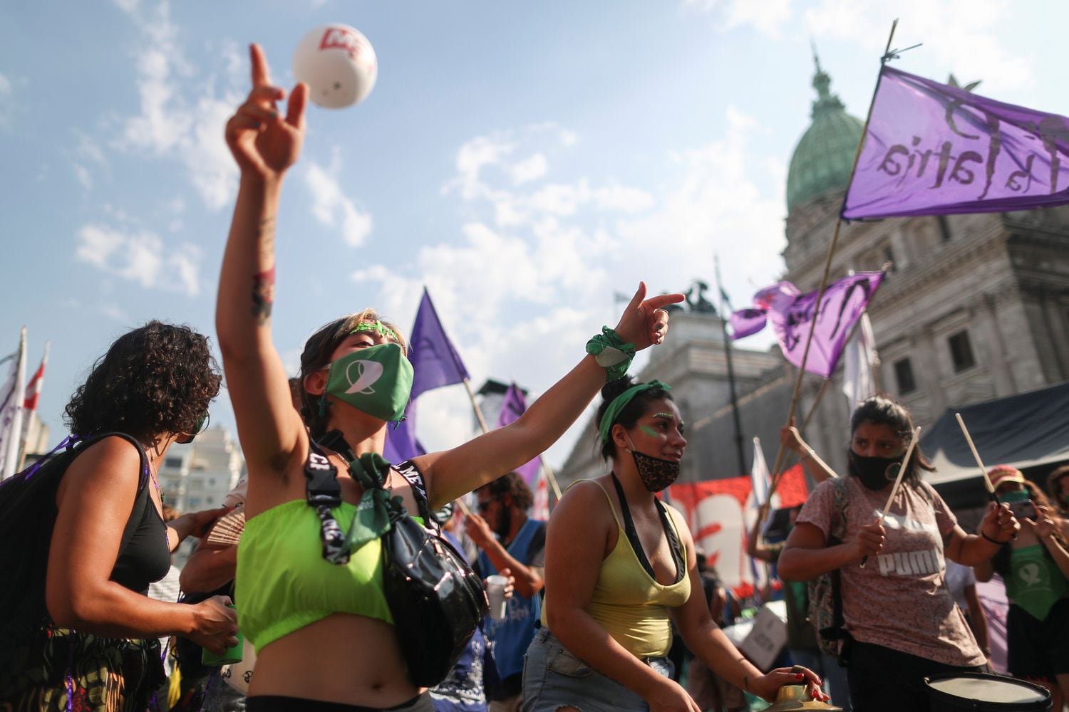 Manifestantes a favor do aborto legal marcham diante do Congresso em Buenos Aires, em 29 de dezembro.