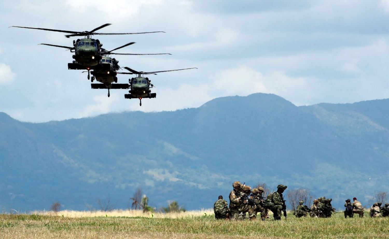Soldados participam de exercícios militares na base de Tolemaida, na Colômbia.