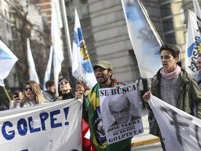 Manifestantes protestam contra o chanceler brasileiro Jos&eacute; Serra em Buenos Aires, no dia 23 de maio.