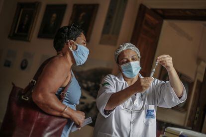 Enfermeira se prepara para aplicar a vacina contra a covid-19 no Rio de Janeiro.