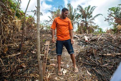 O ribeirinho Weides Alves Dutra na terra que o colocaram, no reservatório, e que ele renega por falta de condições para viver no local.