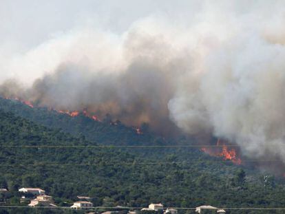 As chamas e a fumaça ameaçam as moradias em Seillons, no distrito de Var.