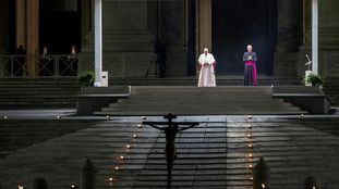 Papa Francisco preside a Vía Crucis diante de uma praça vazia na Basílica de São Pedro.