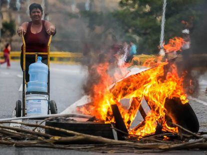 Protesto contra a falta de água potável e eletricidade em Caracas.