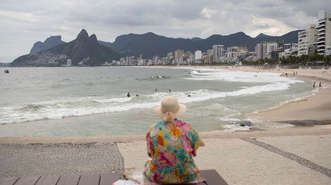 Senhora na praia do Arpoador, no Rio.