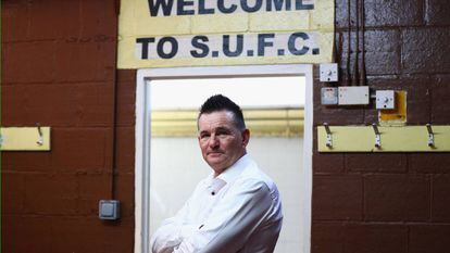 Paul Doswell, técnico do Sutton United, posa na entrada do campo.
