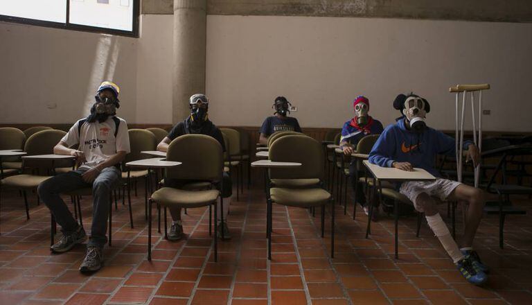 Estudantes universitários membros La Resistencia, que protesta contra o Governo de Maduro.