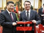 Bolsonaro entrega agasalho do Flamengo ao presidente chinês.