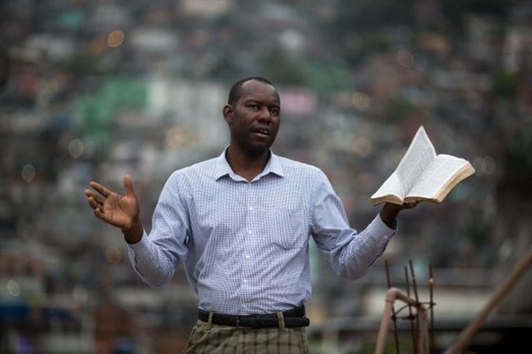 O pastor Abelardo Lino pregando na Rocinha.