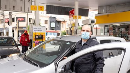 O motorista de aplicativo Romão Edson, após abastecer o carro em um posto em São Paulo: "Coloquei só o básico para sobreviver".