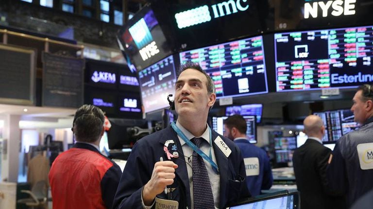 Um corretor da bolsa acompanha a evolução dos índices em Wall Street.