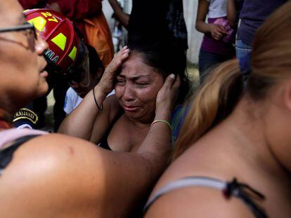 Familiares das vítimas do incêndio no centro de menores de San José Pinula, Guatemala.