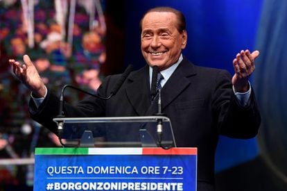 O ex-primeiro-ministro Silvio Berlusconi discursa num comício em janeiro passado, na região da Emilia Romana.