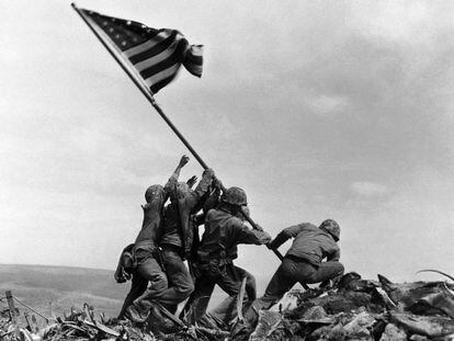 Fuzileiros içam a bandeira em Iwo Jima, na Segunda Guerra.