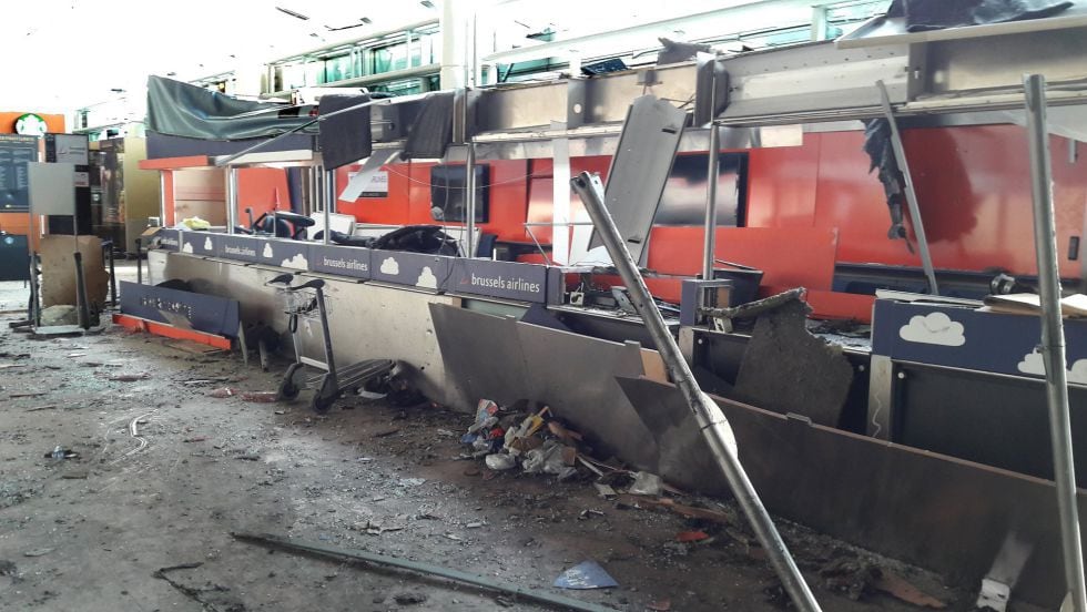 Vários dos guichês da Brussels Airlines destruídos pelos atentados contra o aeroporto de Zaventem em foto de 23 de março.