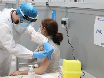 Uma mulher recebe a vacina da AstraZeneca no Hospital de Emergências Enfermeira Isabel Zendal, em Madri, em 23 de fevereiro.