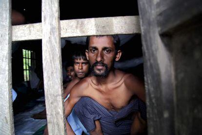 Várias pessoas da minoria rohingya de Bangladesh, em um acampamento de refugiados na Birmânia.