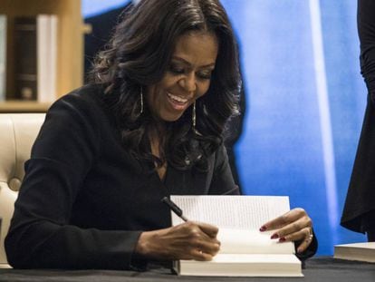 Michelle Obama durante sessão de autógrafos na 'Seminary Co-op Bookstore', em Chicago.