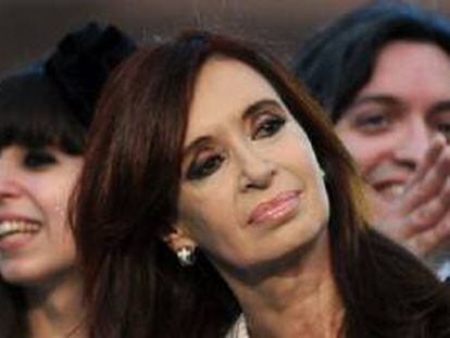 Cristina Fernández Kirchner, na frente de seus filhos, Máximo e Florencia.