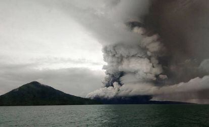 O vulcão Anak Krakatoa, nesta quarta-feira.