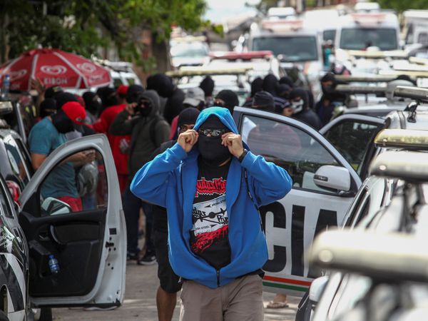 AME4923. FORTALEZA (BRASIL), 20/02/2020.- Personas encapuchadas y enmascaradas -supuestamente agentes de la policía- se concentran en el 18 Batallón de la Policía Militar durante el segundo día de huelga policial este jueves a la ciudad de Fortaleza, en el estado Ceará (Brasil). El presidente de Brasil, Jair Bolsonaro, autorizó este jueves el uso de las Fuerzas Armadas para garantizar la seguridad en el estado de Ceará (noreste), escenario de motines por parte de policías que exigen un aumento de sus salarios. Los militares permanecerán inicialmente desde hoy y hasta el próximo 28 de febrero en diversos puntos de Ceará a ser definidos por el Ministerio de Defensa, según el decreto firmado por Bolsonaro, líder de la extrema derecha brasileña y capitán de la reserva del Ejército. EFE/ Jarbas Oliveira