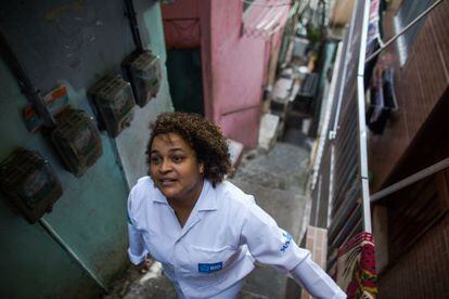 A enfermeira Gehovania Rosa Neves, em direção a casa de um paciente.