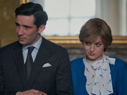 Josh O'Connor e Emma Corrin como o Príncipe Charles e a Lady Di na quarta temporada de 'The Crown'.