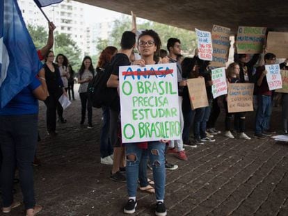 Serenna Perugia, estudante de Meteorologia na Universidade de São Paulo, sustenta um cartaz na que põe
