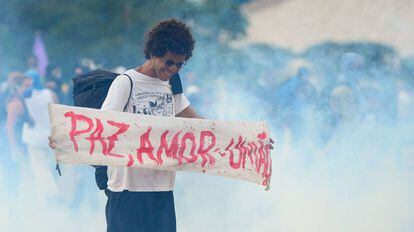 Manifestante durante protesto contra a PEC do Teto, no dia 13.