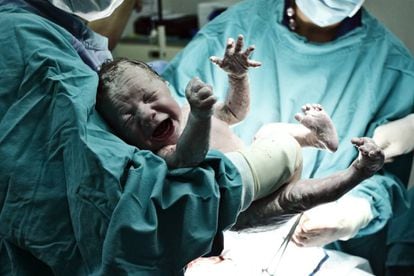 Um recém nascido.
