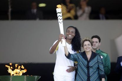 A presidenta Dilma e a atleta Fabiana seguram a tocha olímpica.