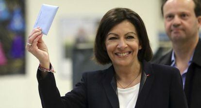 Anne Hidalgo vota nas autárquicas francesas neste domingo.