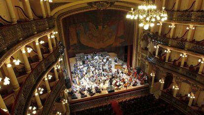 Uma orquestra ensaia no teatro Amazonas em Manaus.