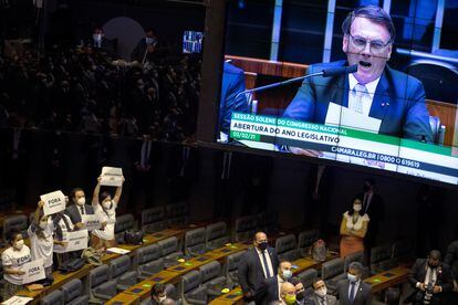 Parlamentares protestam enquanto Jair Bolsonaro discursa no Congresso.