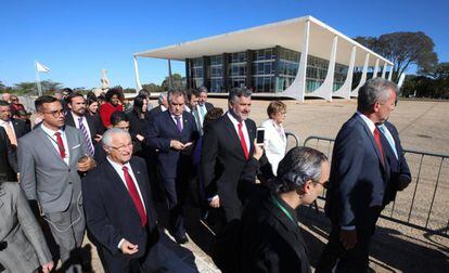 Deputados vão ao Supremo Tribunal Federal para falar com Dias Toffoli sobre a transferência de Lula.