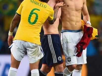 Marcelo e David Luiz consolam James.