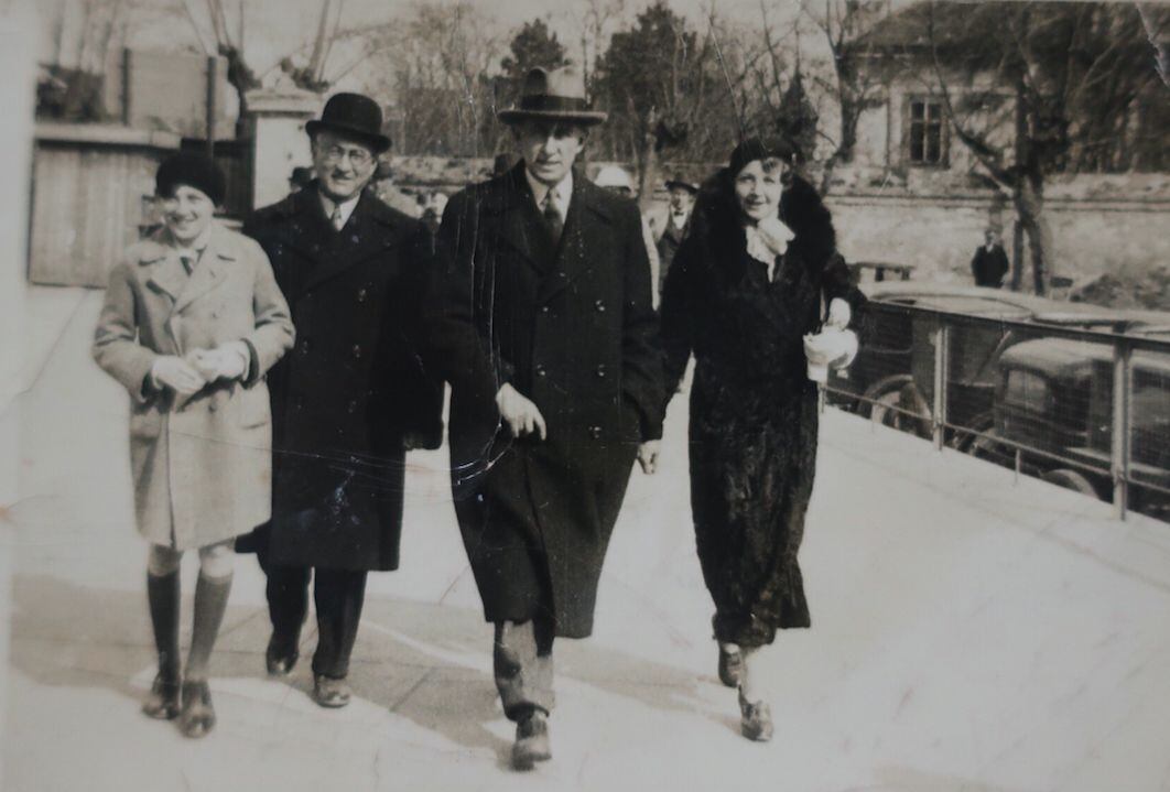 Hans, Otto y Ella Neumann en Praga en 1934