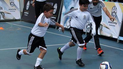Crianças jogam futebol na Guatemala nesta quinta-feira.